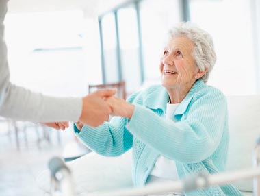 Где найти сиделку: гид по всем возможным способам